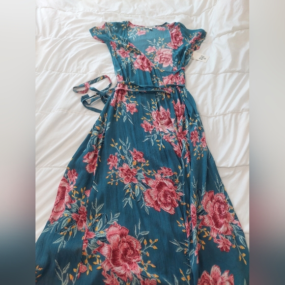 Billabong Dresses & Skirts - NWT Billabong Floral Midi Wrap Dress Small